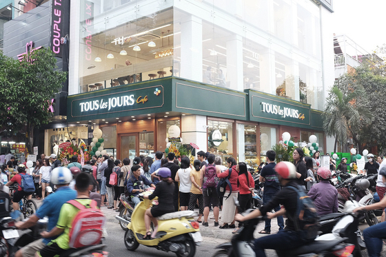 Customers are waiting in line to visit the Khan Hoi branch of Tous les Jours in Ho Chi Minh City. [TOUS LES JOURS] 