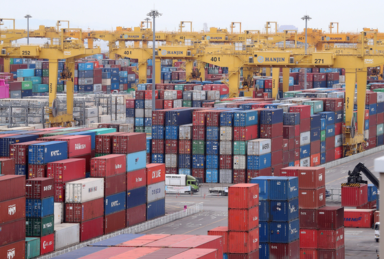 Containers are piled up at Incheon New Port in Songdo International City on Thursday morning, the third day since the truck drivers' strike began, on Monday. [NEWS1]