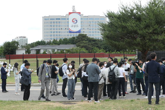 The Ministry of Land, Infrastructure and Transport announced on Thursday that 2,500 people per day will be allowed to visit an area to view the façade of the presidential office in Yongsan, central Seoul, from Friday for a ten-day pilot program. [NEWS1]