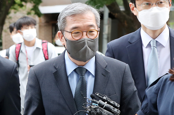 Jang Ha-won, CEO of Discovery Asset Management, avoids reporters’ questions as he enters the Seoul Southern District Court in Yangcheon District in Seoul Wednesday morning. The court issued an arrest warrant later that evening. [NEWS1]