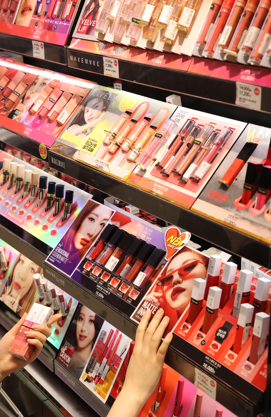 Sales of cosmetics rose during health and beauty store franchise Olive Young's recent sale spanning from June 2 to 8, the chain's first discount promotion since most social distancing measures were lifted in the country. Sales of cushion foundations increased by 54 percent, lip tints by 54 percent and eyeliners by 24 percent, compared to sales during the same discount promotion from June 3 to 9 last year. Pictured, customers shop for cosmetic products at an Olive Young store in Seoul on Thursday. [YONHAP]