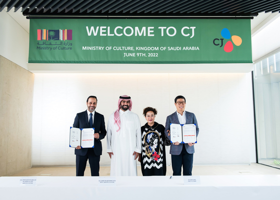 Officials from CJ ENM and the Saudi Arabian Ministry of Culture pose for photos after signing a memorandum of understanding (MOU) at the CJ ENM headquarters in Sangam-dong, western Seoul, Thursday. From left are: Deputy Minister Hamed bin Mohammed Fayez; Culture Minister Prince Badr bin Abdullah bin Mohammed bin Farhan Al Saud; Miky Lee, vice chairwoman of CJ Group; and Kang Ho-sung, CEO of CJ ENM. [CJ ENM]