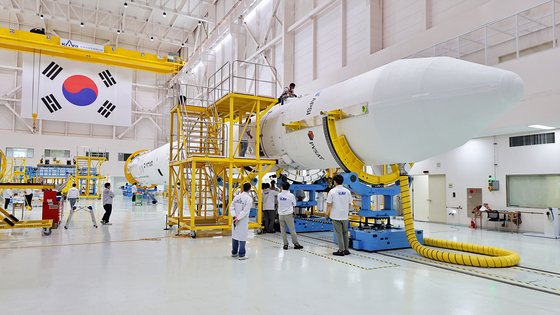 The KSLV-II rocket is assembled at the launch vehicle assembly building at the Naro Space Center in Goheung County, South Jeolla, from Wednesday to Thursday. [KARI]