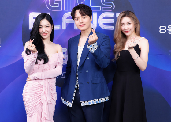Слева направо: певица Тиффани Ён, актер Ю Джин Гу и певица Сонми позируют перед фотостеной на K-pop шоу Mnet. "999." [JOONGANG ILBO]