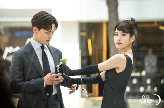 Yeo Jin-goo, left, and Lee Ji-eun in tvN's "Hotel Del Luna" (2019) [TVN]