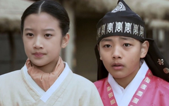 Мун Га Ён (слева) и Ё Джин Гу в роли детей-актеров на SBS. "Джа Мён Джу" (2009)[SCREEN SHOT]