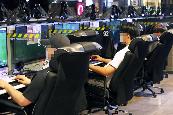Young people play games at a PC bang in Seoul in September 2020. [YONHAP]