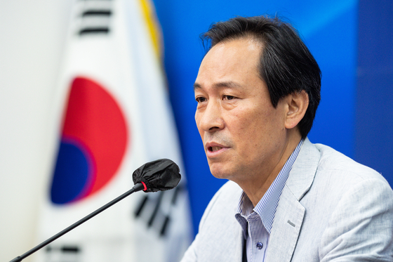 Rep. Woo Sang-ho, the new interim leader of the liberal Democratic Party (DP), speaks during his first press conference at the National Assembly in Yeouido, western Seoul, on Sunday. [KIM KYUNG-ROK]