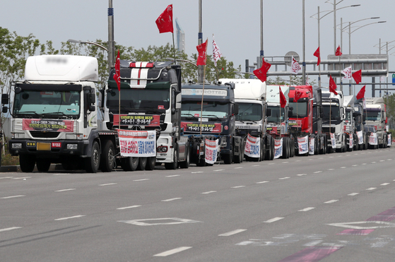 Trucks parked near a container terminal in Incheon on Sunday. Unionized truck drivers continued their strike on Sunday for a sixth day. [NEWS1]