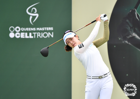 Park Min-ji tees off on the first hole of the final round of the Celltrion Queens Masters held at Seolhaeone country club in Yangyang, Gangwon, on Sunday. [KLPGA]
