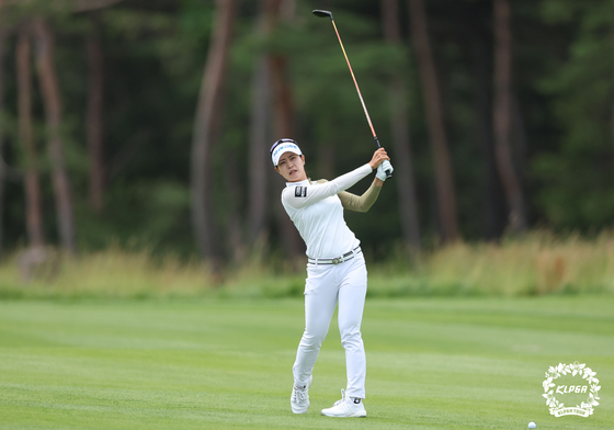 Park Min-ji watches her second shot on the first hole during the final round of the Celltrion Queens Masters held at Seolhaeone country club in Yangyang, Gangwon, on Sunday. [KLPGA]
