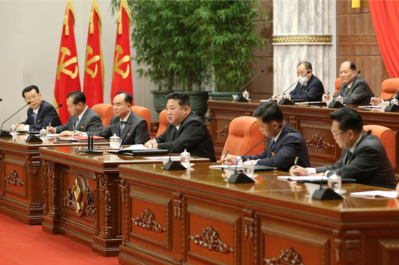 North Korean leader Kim Jong-un, center, called for stronger “self-defense” measures to tackle “very serious” security challenges while presiding over the fifth plenary session of the ruling Workers’ Party’s eighth Central Committee last week, pictured in this photograph published by the state-controlled Rodong Sinmun on Saturday. [NEWS1]