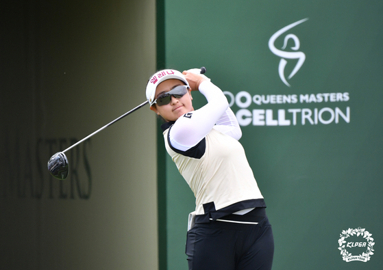 Kim Min-ju tees off on the first hole of the final round of the Celltrion Queens Masters held at Seolhaeone country club in Yangyang, Gangwon, on Sunday. [KLPGA]