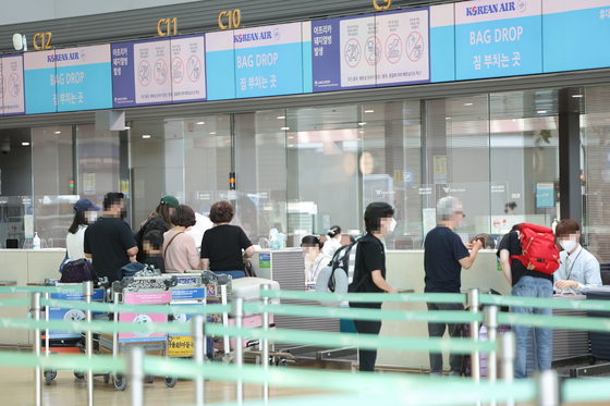 Travelers check in at the Incheon International Airport on Sunday. Travelers from Sunday no longer need to take a Covid-19 test to travel to the United States, as the country decided to lift its test mandate, according to the country's Centers for Disease Control and Prevention. [YONHAP]