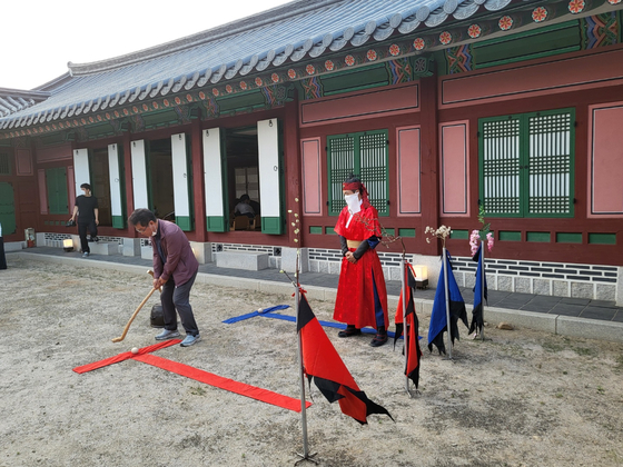 A participant having a go at playing a traditional royal game of gyeonggu, or a pole game. [YIM SEUNG-HYE]