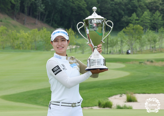 Park Min-ji celebrates winning the Celltrion Queens Masters held at Seolhaeone country club in Yangyang, Gangwon, on Sunday. [KLPGA]