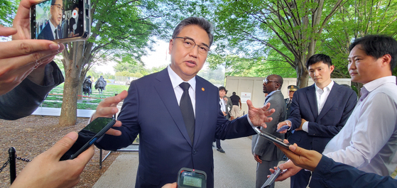 Foreign Minister Park Jin speaks with the press after his visit to the Korean War veterans memorial in Washington DC on Sunday. [PARK HYUN-YOUNG] 