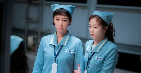 Jeon So-min, right, portrays a cleaner named In-kyeong who works at the building of Bested Investment Securities. [JTBC]