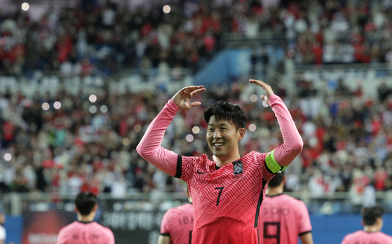 Son Heung-min, center, celebrates after scoring Korea’s second goal in a 2-0 win against Chile at Daejeon World Cup Stadium in Daejeon on Monday. The game marked Son’s 100th appearance with the national team. [YONHAP]