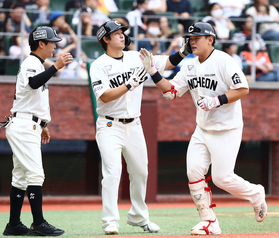 Jeon Ui-san of the SSG Landers rounds the bases after hitting a home run in a game against the Hanwha Eagles at Incheon SSG Landers Field in Incheon on Sunday. [YONHAP]