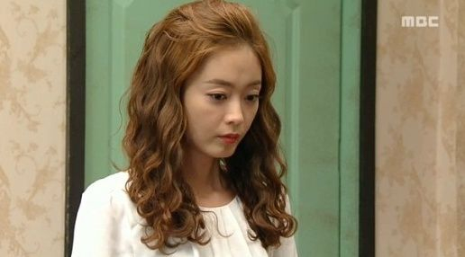 Jeon as Aurora, a daughter of a chaebol family determined to ruin the second marriage of her 50-year-old brother in MBC drama series "Princess Aurora" (2013). [MBC]