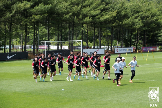 The Korean national football team trains at the National Football Center in Paju, Gyeonggi on Sunday. [YONHAP]
