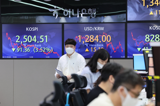 Electronic display boards show indexes and the exchange rate at Hana Bank in central Seoul on Monday. [YONHAP]
