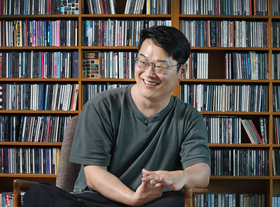 Music critic Cha Woo-jin sits down for an interview with the Korea JoongAng Daily at his residence in Seongsu-dong, eastern Seoul, on May 27. [PARK SANG-MOON]