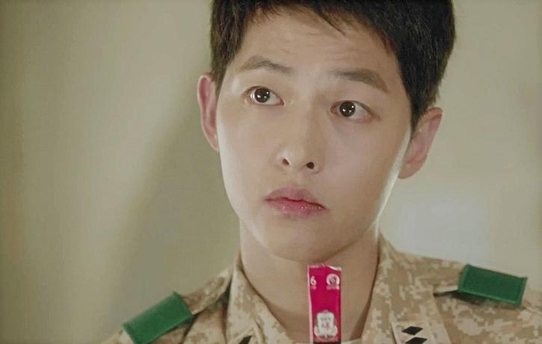 Actor Song Joong-ki frequently eats packets of red ginseng extracts during his role in KBS's "Descendants of the Sun" (2016). [SCREEN CAPTURE]