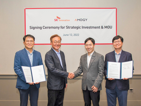 SK Innovation and Amogy signed a memorandum of understanding on the former's $30-million investments in the latter and technological collaborations, in San Jose, California, Sunday. From left: Kim Cheol-jung, head of portfolio division at SK Innovation, Kim Jun, SK Innovation vice chairman, Woo Seong-hoon, Amogy CEO and Lee Seong-jun, head of SK Innovation Institute of Environmental Science and Technology. [SK INNOVATION] 