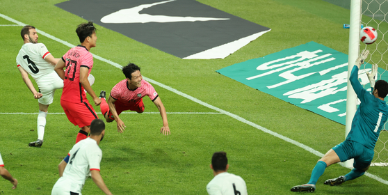 Kim Young-gwon, center, heads in Korea's second goal in a game against Egypt at Seoul World Cup Stadium in Mapo District, western Seoul. [YONHAP]