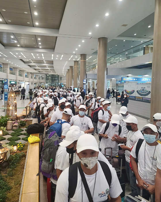 Workers arrived at the Incheon International Airport on April 28 to help alleviate the labor shortage. [YONHAP] 