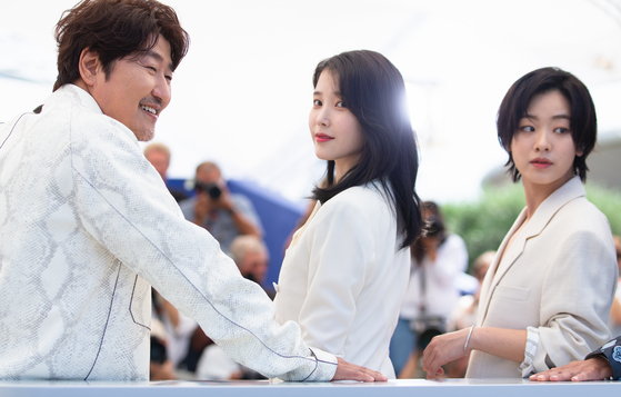 Singer IU, or actor Lee Ji-eun, poses for the photocall event next to cast members Song Kang-ho and Lee Joo-young at this year's Cannes International Film Festival for director Hirokazu Kore-eda's "Broker" on May 27. [NEWS1]