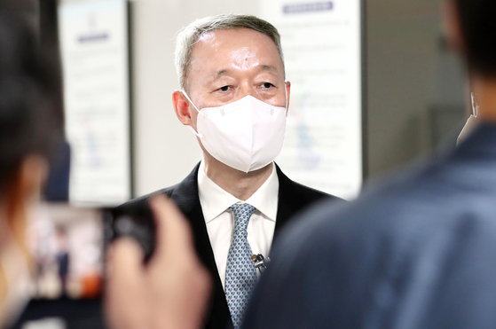 Paik Un-gyu, who served as former President Moon Jae-in’s first minister of trade, industry and energy, walks into a court in Daejeon on June 7 to attend a trial related to the closure of a nuclear reactor. [NEWS1]