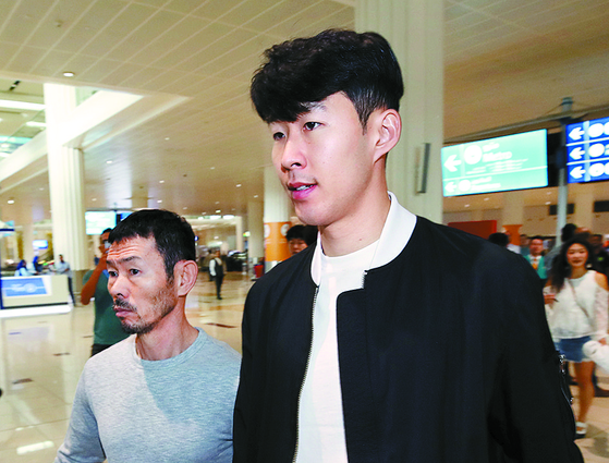 Son Heung-min, right, and his father Son Woong-jung [YONHAP]