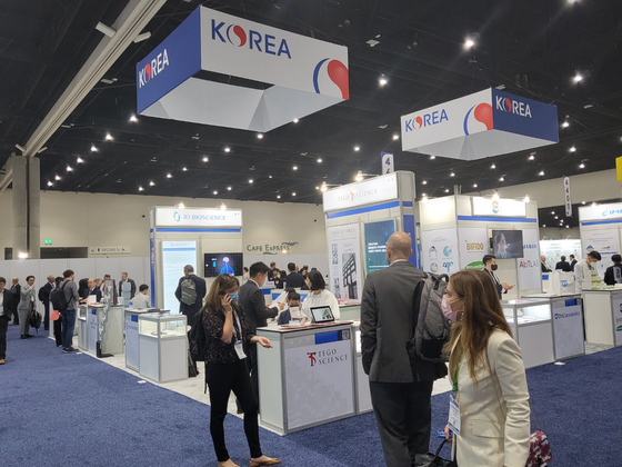 Visitors to the BIO International Convention take a look at Korean pharmaceutical companies' booths in San Diego Monday. Around 20 companies from Korea set up their booths at the pavilion or independently to market their products and seek new business opportunities. [SARAH CHEA]  