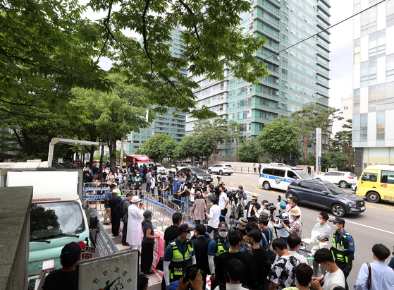  Voice of Seoul, a liberal online media outlet, holds a protest on Tuesday outside President Yoon Suk-yeol's apartment building in Seocho District, southern Seoul in response to abusive rallies outside former President Moon Jae-in's residence in Yangsan, South Gyeongsang. [NEWS1]