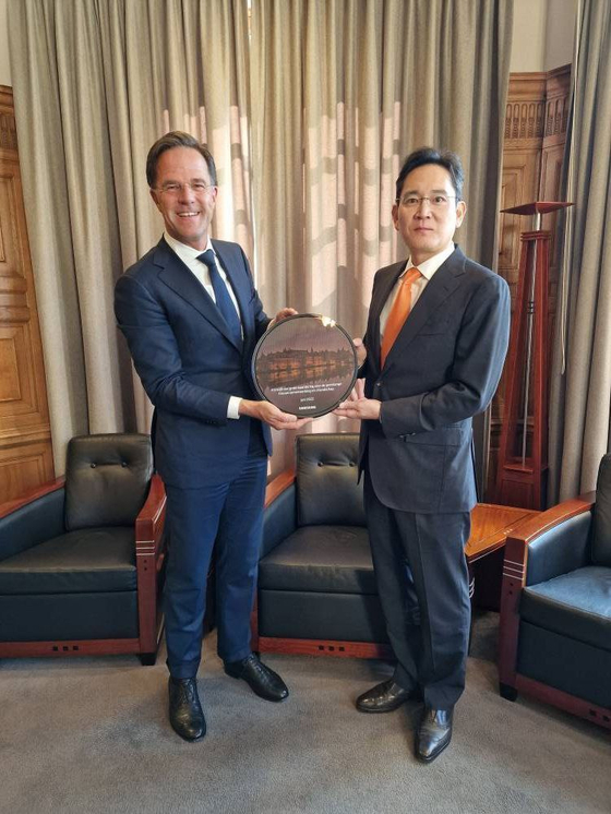 Samsung Electronics Vice Chairman Lee Jae-yong, right, poses with Mark Rutte, the Prime Minister of the Netherlands, on Tuesday. [SAMSUNG ELECTRONICS]