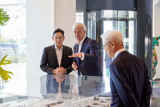 Samsung Electronics Vice Chairman Lee Jae-yong, left, speaks with ASML’s CEO Peter Wennink at the headquarters of ASML in the Netherlands. [SAMSUNG ELECTRONICS]