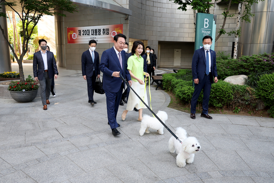 First lady Kim Keon-hee sends President Yoon Suk-yeol off to work from their home in Seocho District, southern Seoul, in the morning of May 11, accompanied by the couple's two pet dogs. [NEWS1]
