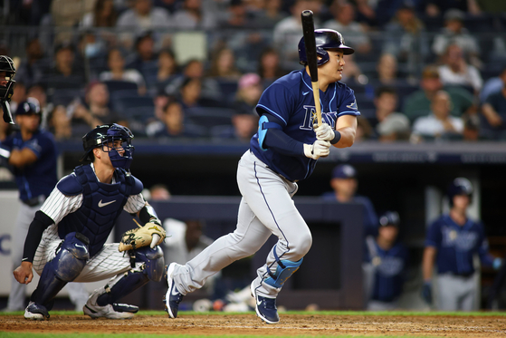 Choi Ji-man of the Tampa Bay Rays hits an RBI single in the eighth inning of a game against the New York Yankees at Yankee Stadium in New York on Wednesday. With the hit, Choi extended his hitting streak to 13 games. [AFP/YONHAP]