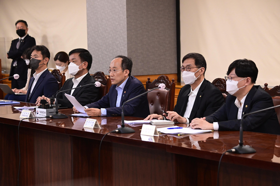 Finance Minister Choo Kyung-ho, center, and Bank of Korea Gov. Rhee Chang-yong, second from right, at the joint meeting held in central Seoul on Thursday. [YONHAP]