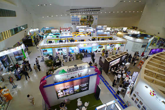 Visitors look over booths at Korea Travel Expo 2022 at Dongdaemun Design Plaza (DDP) in Jung District, central Seoul, on Thursday. [KOREA TRAVEL EXPO 2022]