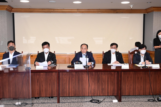 Finance Minister Choo Kyung-ho, center, and Bank of Korea Gov. Rhee Chang-yong, second from right, at a meeting held in central Seoul on Thursday. [NEWS1]