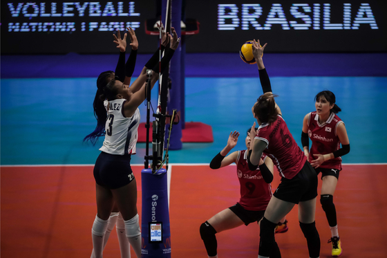 Korea's Lee Seon-woo, right, attacks during a Volleyball Nations League match between Korea and the Dominican Republic held on June 15 in Brasilia, Brazil. [FIVB]