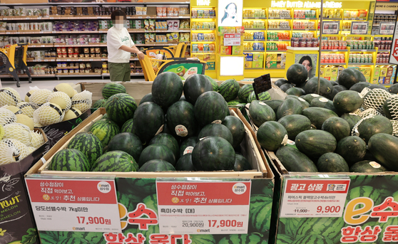 A watermelon discount event is held at an E-mart branch in Seongdong District, eastern Seoul. As warm weather started earlier this year, sales of summer products such as watermelons increased in March through May. E-mart announced Thursday watermelon sales increased by 26.6 percent in the same period on year. [YONHAP]