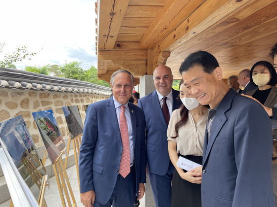 Mexican Ambassador to Korea Bruno Figueroa, far left, and Lee Seung-ro, head of Seongbuk District, far right front, view the exhibition ″A Tribute to Korea″ by Figueroa at THE Yehyang Jae Cultural Center in central Seoul on Tuesday. [ESTHER CHUNG]