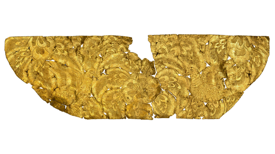 A small piece of pure gold that measures 3.6 by 1.17 centimeters (0.11 by 0.038 foot) was discovered at an excavation site of the Donggung Palace and Wolji Pond, which used to be a royal site during the Unified Silla period (668-935) in North Gyeongsang. Two birds and flowers are intricately engraved on this piece. [GYEONGJU NATIONAL RESEARCH INSTITUTE OF CULTURAL HERITAGE]