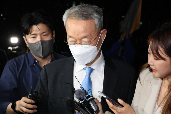 Former Trade Minister Paik Un-gyu leaves the Seoul Dongbu Detention Center in southern Seoul late Wednesday night after a local court rejected a detention warrant for him. [YONHAP]