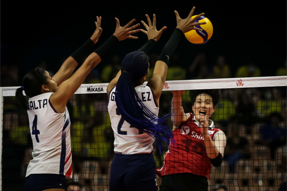 Kim Hee-jin, right, attacks during a Volleyball Nations League match between Korea and the Dominican Republic on June 15 in Brasilia, Brazil. [FIVB]